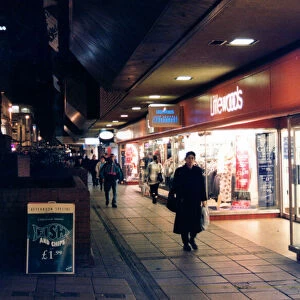 Late night shopping in Linthorpe Road, Middlesbrough, 23rd November 1994