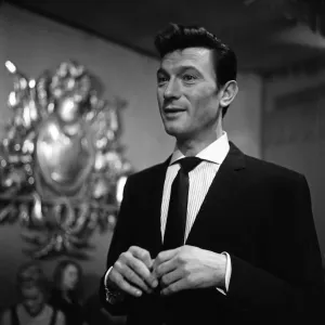 Laurence Harvey on set, shooting nightclub scenes for Darling, Print 01164