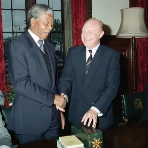 Le leader du parti travailliste Neil Kinnock rencontre Nelson Mandela. 4 juillet 1990. Le leader du parti travailliste Neil Kinnock rencontre Nelson Mandela. 4 juillet 1990.