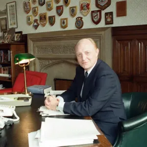 Le leader du parti travailliste Neil Kinnock dans son bureau. 11 juillet 1990. Le leader du parti travailliste Neil Kinnock dans son bureau. 11 juillet 1990.