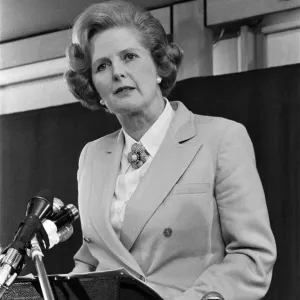 Le chef de l'opposition, Mme Margaret Thatcher parlant à l'hôtel Cobourg Bayswater. Le chef de l'opposition, Mme Margaret Thatcher parlant à l'hôtel Cobourg Bayswater.