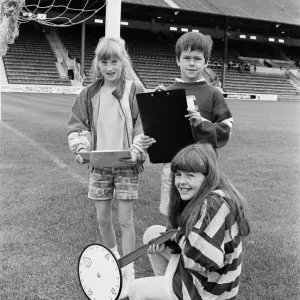 Apprendre par le football... les élèves de l'école primaire Holmfirth Sophie Carr (devant).