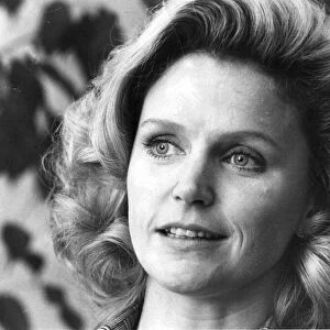 Lee Remick smiling during interview - January 1975- 22 / 01 / 1975
