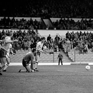 Leeds United 1 v. Sunderland 0. Division 1 Football. October 1981 MF04-06-093
