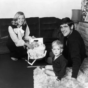 Norman Hunters von Leeds United Verteidiger zu Hause mit seiner Frau Susanne Norman Hunters von Leeds United Verteidiger zu Hause mit seiner Frau Susanne