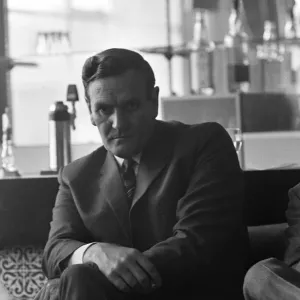 El entrenador del Leeds United, Don Revie, en Elland Road con telegramas felicitándolo. El entrenador del Leeds United, Don Revie, en Elland Road con telegramas felicitándolo.