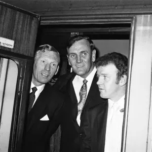 El entrenador de Leeds United Don Revie con Billy Bremner y Syd Owens en la estación de Leeds antes. El entrenador de Leeds United Don Revie con Billy Bremner y Syd Owens en la estación de Leeds antes.