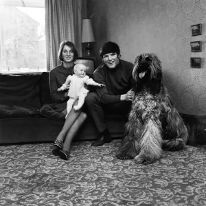 Le joueur de Leeds United Eddie Gray et son épouse Linda ensemble avec sa fille de 5 mois. Le joueur de Leeds United Eddie Gray et son épouse Linda ensemble avec sa fille de 5 mois.