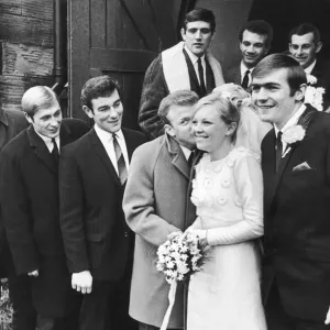 Leeds-United-Spieler Terry Cooper am Tag seiner Hochzeit mit seiner Braut Rosemary Boulton Leeds-United-Spieler Terry Cooper am Tag seiner Hochzeit mit seiner Braut Rosemary Boulton