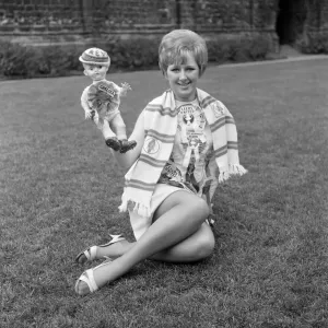 La secretaria del Leeds United, Janet Rossidale, con rosetas de todos los equipos vencidos esa temporada. La secretaria del Leeds United, Janet Rossidale, con rosetas de todos los equipos vencidos esa temporada.