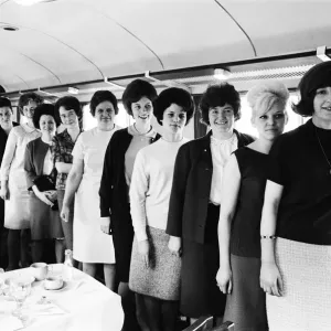 Las esposas y novias de Leeds United. De izquierda a derecha, la Sra. Elsie Revie, la Sra. Norma Johanneson Las esposas y novias de Leeds United. De izquierda a derecha, la Sra. Elsie Revie, la Sra. Norma Johanneson