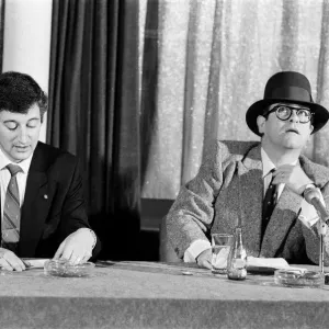 De izquierda a derecha, Paul White (de Hanover Drew) y Elton John. De izquierda a derecha, Paul White (de Hanover Drew) y Elton John.