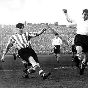 Len Shackleton of Sunderland shoots past Corbett 1948 during the Sunderland v
