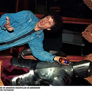 LEO SAYER February 1999 Holding bottle of beer in Amadeus Night club Aberdeen suit