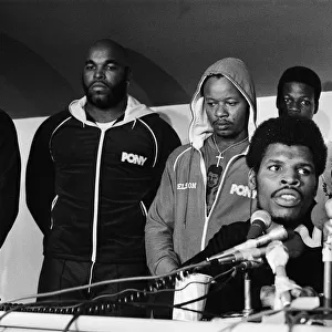 Leon Spinks speaking at a press conference (flanked by body guard Mr T left