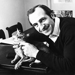 Leonard Rossiter with a cat - February 1978 DBASE MSI