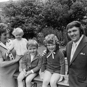 Les Dawson at home at Lytham St Annes, Lancashire, with his wife Margaret Les Dawson at home at Lytham St Annes, Lancashire, with his wife Margaret