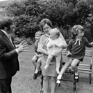 Les Dawson at home at Lytham St Annes, Lancashire, with his wife Margaret Les Dawson at home at Lytham St Annes, Lancashire, with his wife Margaret