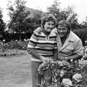 Les Dawson at his home near Blackpool, Lancashire, with his wife Margaret. August 1977 Les Dawson at his home near Blackpool, Lancashire, with his wife Margaret. August 1977