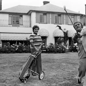 Les Dawson at his home near Blackpool, Lancashire, with his wife Margaret. August 1977 Les Dawson at his home near Blackpool, Lancashire, with his wife Margaret. August 1977