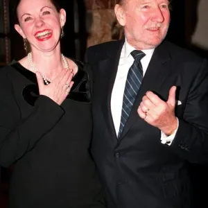 LESLIE PHILIPS AND HIS WIFE ANGELA AT THE 40TH ANNIVERSARY OF THE MOUSETRAP - 1992 LESLIE PHILIPS AND HIS WIFE ANGELA AT THE 40TH ANNIVERSARY OF THE MOUSETRAP - 1992