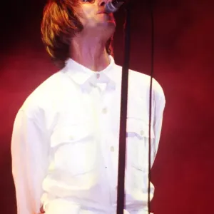 LIAM GALLAGHER (OASIS) - ON STAGE AT KNEBWORTH - 10 / 08 / 1`996 LIAM GALLAGHER (OASIS) - ON STAGE AT KNEBWORTH - 10 / 08 / 1`996