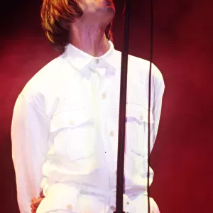 LIAM GALLAGHER (OASIS) - ON STAGE AT KNEBWORTH - 10 / 08 / 1`996