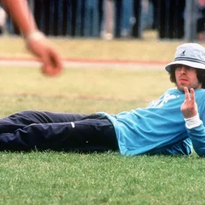 Liam Gallagher del grupo pop Oasis da el signo de la V mientras yace en la hierba durante un. Liam Gallagher del grupo pop Oasis da el signo de la V mientras yace en la hierba durante un.