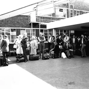 Lib - Gallowgate bus station in 7 July 1982 - People waiting for a bus Lib - Gallowgate bus station in 7 July 1982 - People waiting for a bus
