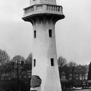 El faro conmemorativo en el lago del parque de Roath, Cardiff, Gales.