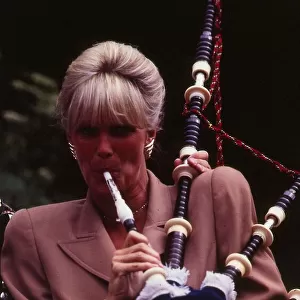 Linda Evans actress July 1985 playing bagpipes in Edinburgh