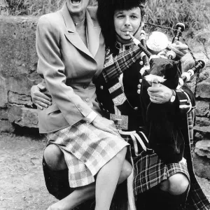 Linda Evans actress on a Pipers knee in Edinburgh July 1985 dbase Linda Evans actress on a Pipers knee in Edinburgh July 1985 dbase