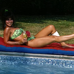 Linda Lusardi Model / TV Presenter laying on lilo beside pool August 1990