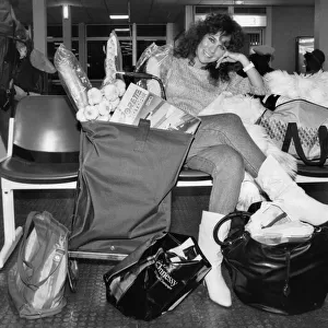 Linda Lusardi relaxing after a shopping trip to Calais. November 1986 P035556