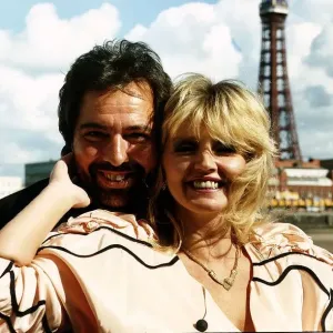 Linda Nolan miembro de la cantante del grupo The Nolans con su esposo Brian Hudson.