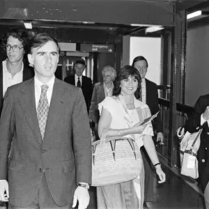 Linda Ronstadt arrives at London Heathrow Airport on their way to Los Angeles Linda Ronstadt arrives at London Heathrow Airport on their way to Los Angeles