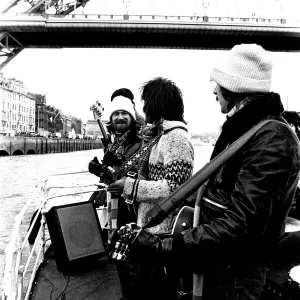 Lindisfarne segelte entlang der Tyne auf musikalischer Reise. Die Gruppe filmten an Bord eines Lindisfarne segelte entlang der Tyne auf musikalischer Reise. Die Gruppe filmten an Bord eines