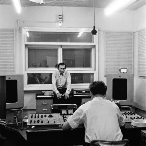 Lionel Bart en los estudios EMI en St Johns Wood grabando Maggie May. 9 de agosto de 1964. Lionel Bart en los estudios EMI en St Johns Wood grabando Maggie May. 9 de agosto de 1964.