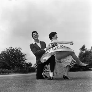 Lionel Blair et sa sœur Joyce en vol haute dans une répétition de routine. 21 juillet 1959. Lionel Blair et sa sœur Joyce en vol haute dans une répétition de routine. 21 juillet 1959.