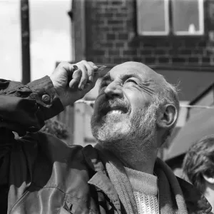 Lionel Jeffries en el set de The Railway Children en Oakworth.