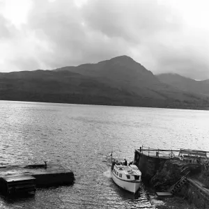 Der kleine Bootschlag schaukelt mit viel Aufsehen in den Hafen von Inversnaid über das Loch Lomond hinein