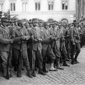 There were lively demonstrations in Rome which purported to be in favour of the war There were lively demonstrations in Rome which purported to be in favour of the war