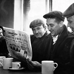 Liverpool dockers having a cup of tea. 30th December 1963