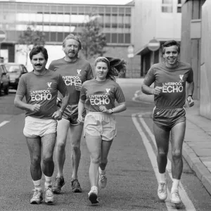 Die Liverpool-Echo-Fahrradmannschaft macht sich am 19. September 1990 auf den Weg zu einer Straßenbaustelle Die Liverpool-Echo-Fahrradmannschaft macht sich am 19. September 1990 auf den Weg zu einer Straßenbaustelle