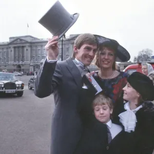 Liverpool Fußballspieler Kenny Dalglish mit seiner Frau Marina und seinem Sohn Paul.
