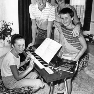 El futbolista de Liverpool Phil Neal con su esposa Sue y sus hijos en casa.
