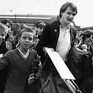 Liverpool footballer Phil Thompson surrounded by youngsters. Dated: 26th May 1981