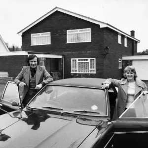 El futbolista de Liverpool Tommy Smith con su esposa Sue fuera de su casa en Aughton, Lancashire.