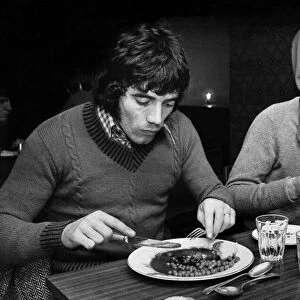 Liverpool footballers Kevin Keegan and Steve Heighway eating their lunch by candlelight