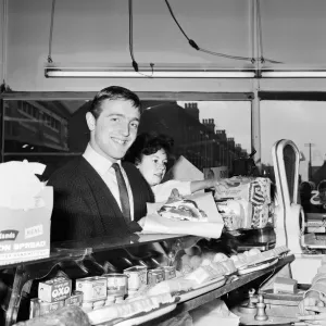 L'ailier gauche de Liverpool, Peter Thompson, achetant du bacon dans une boucherie.